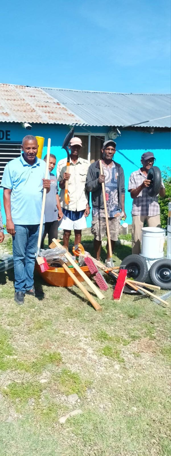 Entrega de herramieta de trabajo por el (MOPC)